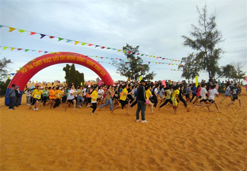 Hội thi chạy vượt đồi cát Mũi Né mừng Đảng - mừng Xuân Quý Mão